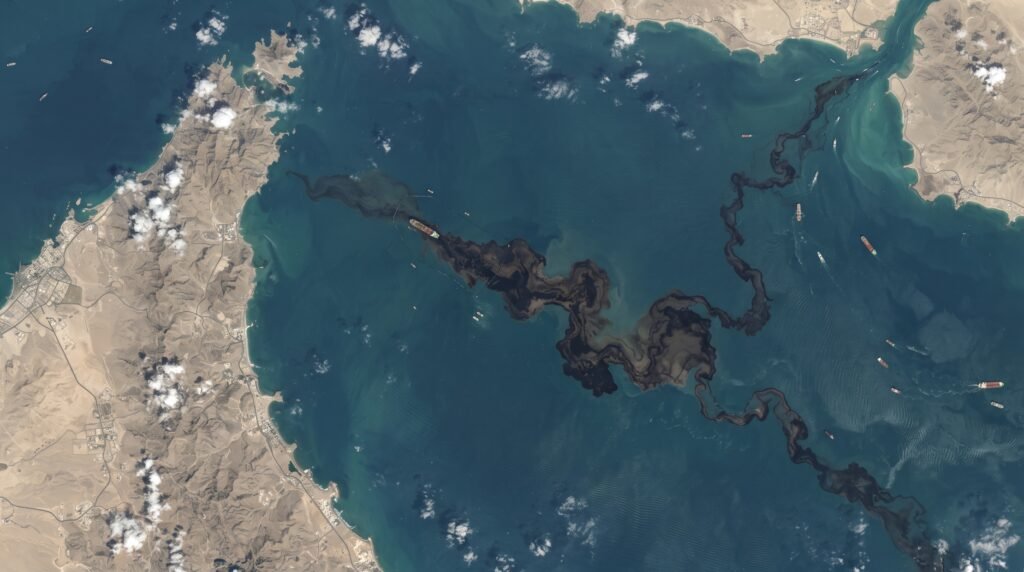 Vazamento de petróleo no Golfo próximo ao Estreito de Hormuz