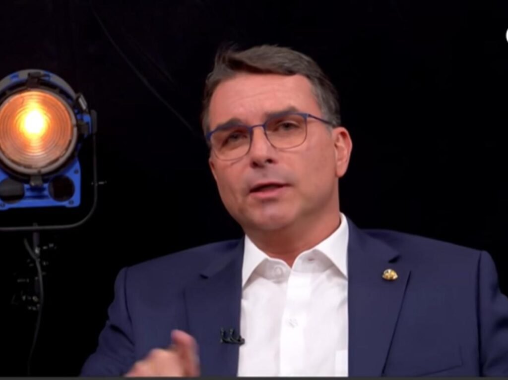 Flávio Bolsonaro e as urnas eletrônicas nas eleições de 2026