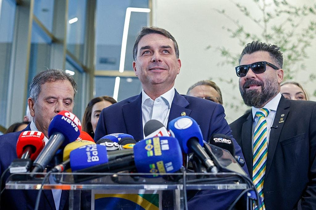 Flávio Bolsonaro durante entrevista sobre as eleições de 2026