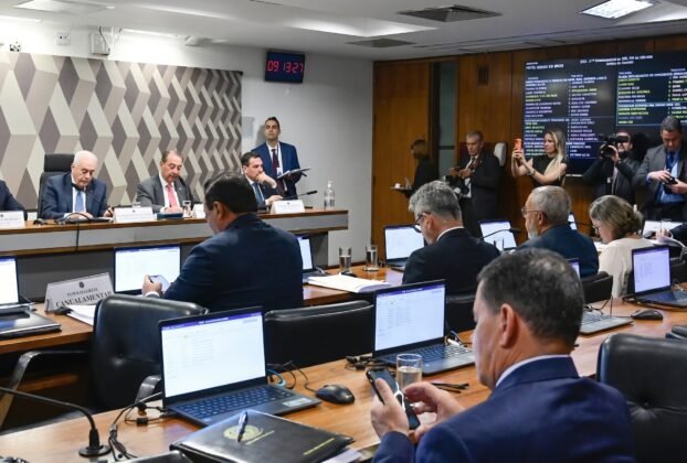 CCJ do Senado aprova PEC que prevê fim da escala 6x1
