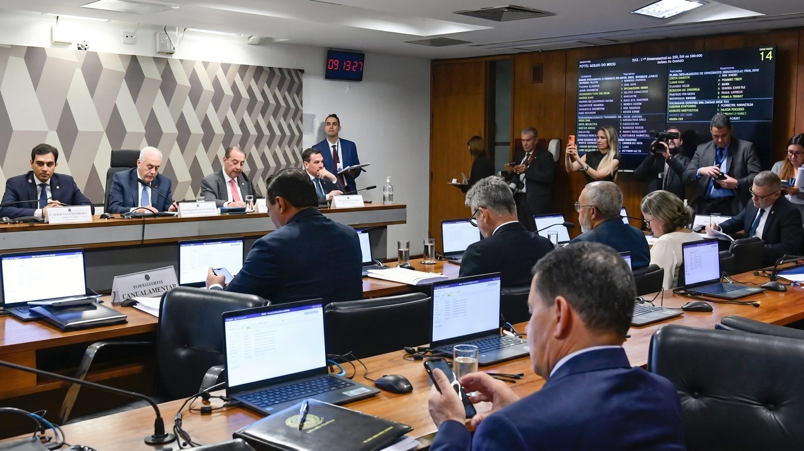 CCJ do Senado aprova PEC que prevê fim da escala 6x1
